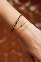Collier-bracelet Queen Précieuse porté au poignet, pierres fines facettées