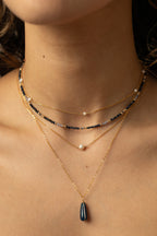 Collier-bracelet double Queen Azur porté en ras de cou, pierres bleues