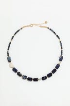 Collier Louise à plat, alternance de sodalites taillées rectangle et de perles de culture