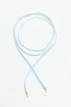 Collier Antoinette bleu clair à plat, cordon d'un mètre et pampilles d'opaline
