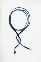 Collier Antoinette bleu foncé enroulé, cordon d'un mètre et pampilles de lapis-lazuli