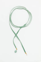 Collier Antoinette vert clair enroulé, cordon d'un mètre et pampilles de quartz vert