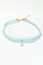 Collier Madeleine bleu clair à plat, ruban froissé et perle de culture