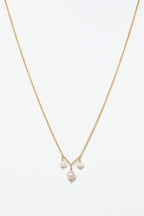 Collier Charlotte à plat, deux perles de culture suspendues à une chaîne fine