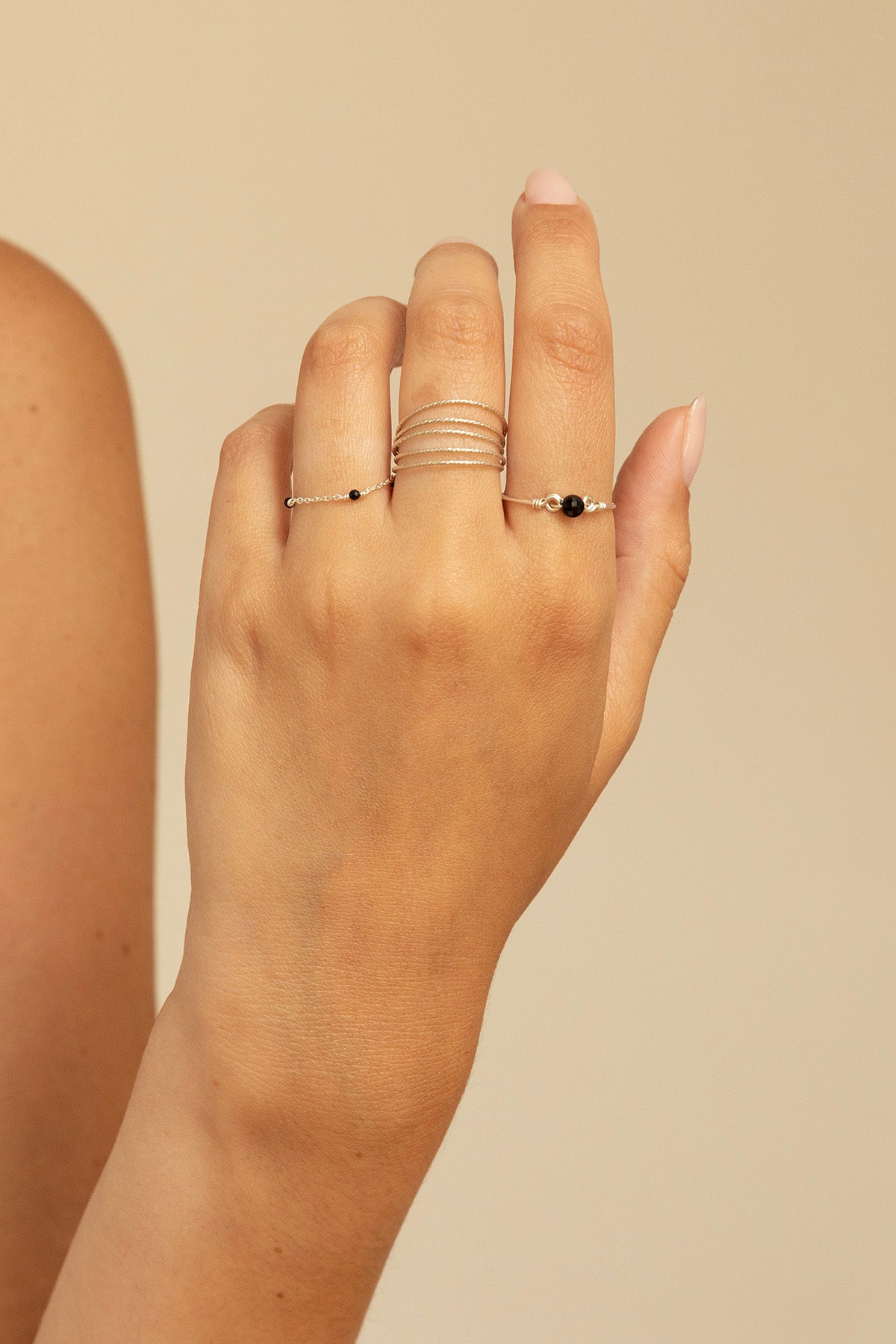 bague en agate noir portée avec d'autres bagues en argent 