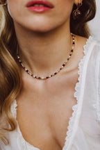 Collier Vénus Chichis porté en ras de cou sur un haut camel