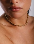 Collier Vénus Champagne porté, perles facettées dorées enfilées à la main