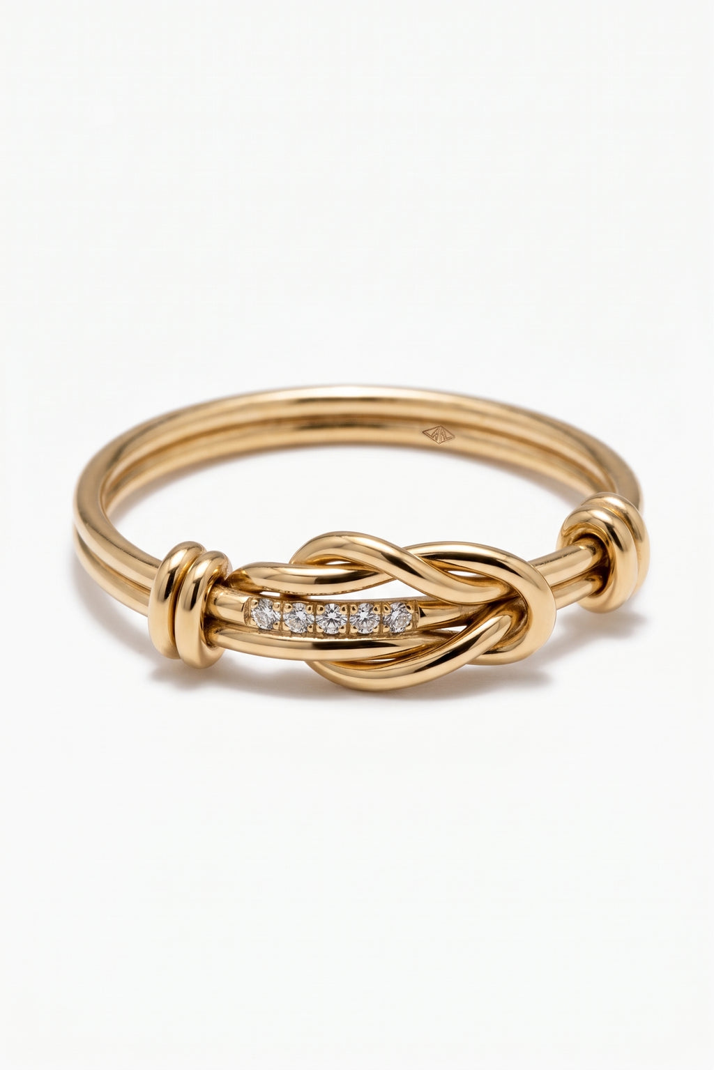Maxi bague Héra en or 18 carats, gros plan sur le nœud d'Héraclès et les cinq diamants sertis grain