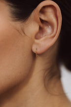 Boucles d'oreilles chaînette Essentiel portées, chaîne de 2 cm à l'oreille