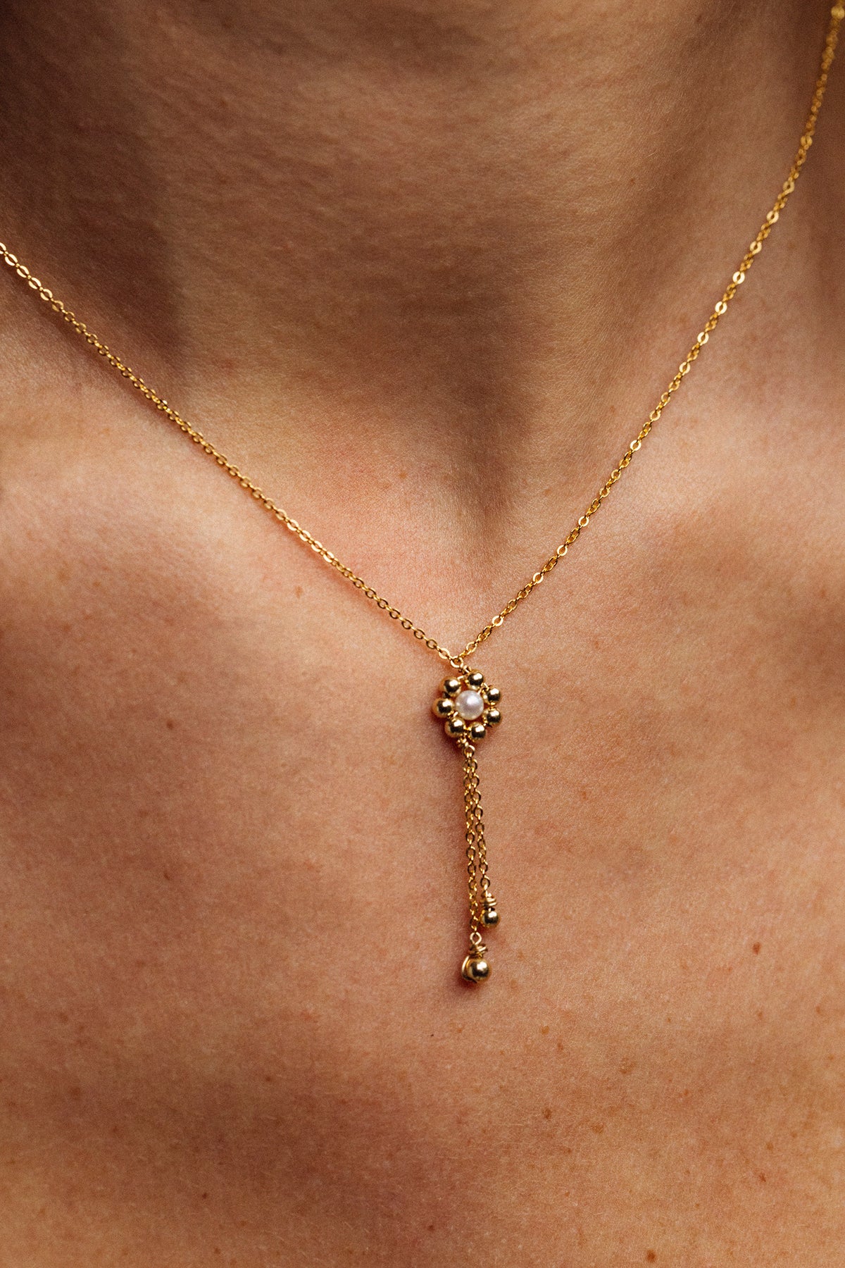 Daisy tie necklace - Cultured pearl