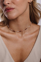 Collier-bracelet Queen Chichis porté en ras de cou sur un haut côtelé
