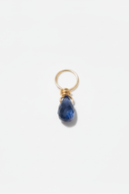Pendentif Mia en or 18 carats, saphir bleu foncé en goutte facettée suspendu à un anneau d'or