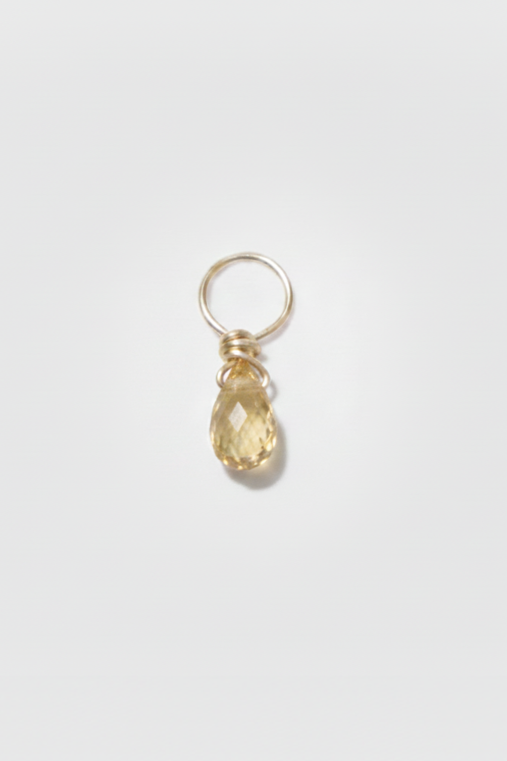 Pendentif Mia en or 18 carats, saphir jaune en goutte facettée suspendu à un anneau d'or