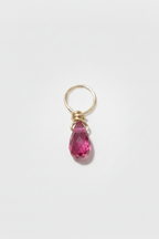 Pendentif Mia en or 18 carats, saphir rose foncé en goutte facettée suspendu à un anneau d'or