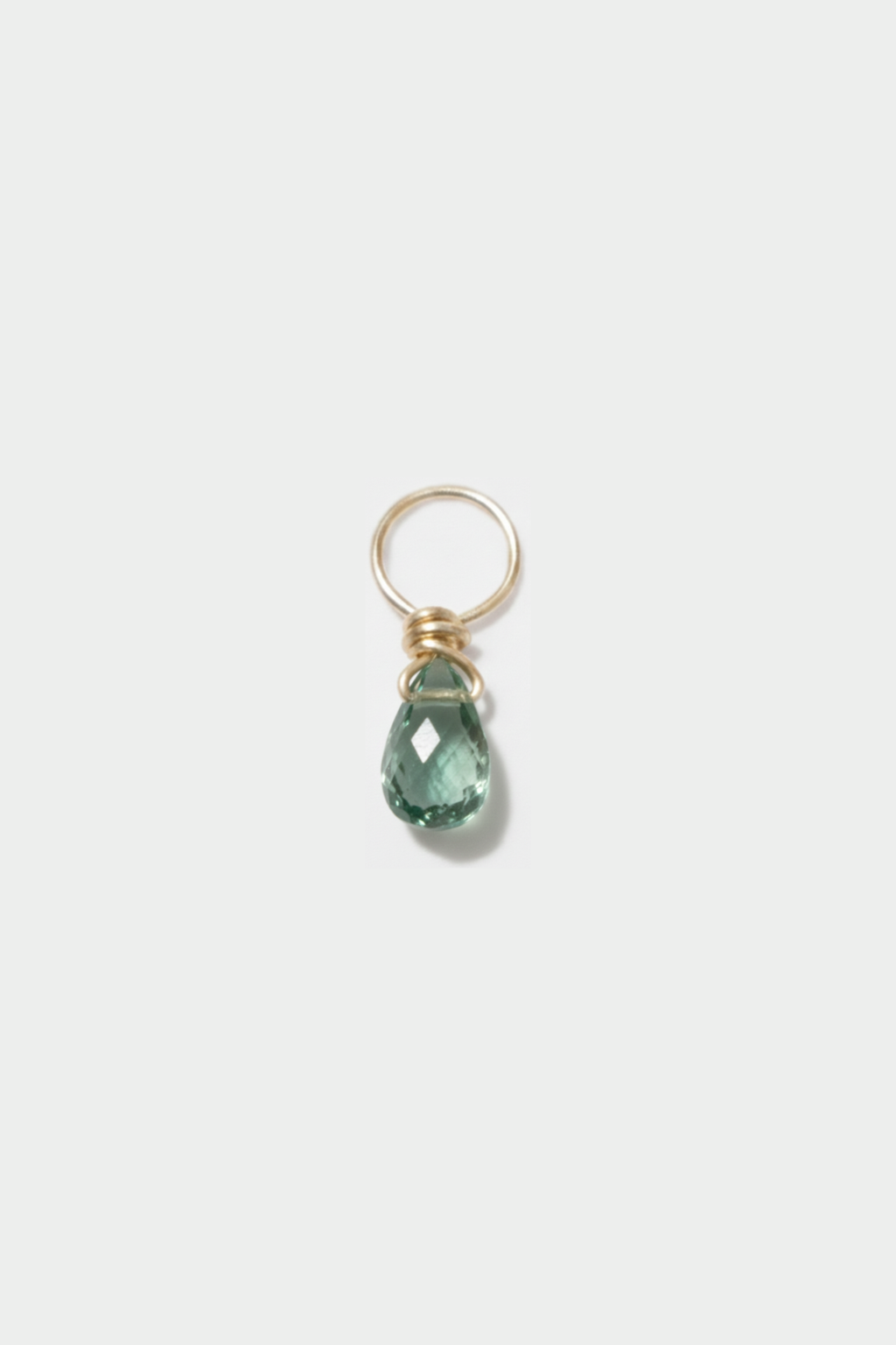 Pendentif Mia en or 18 carats, saphir vert foncé en goutte facettée suspendu à un anneau d'or