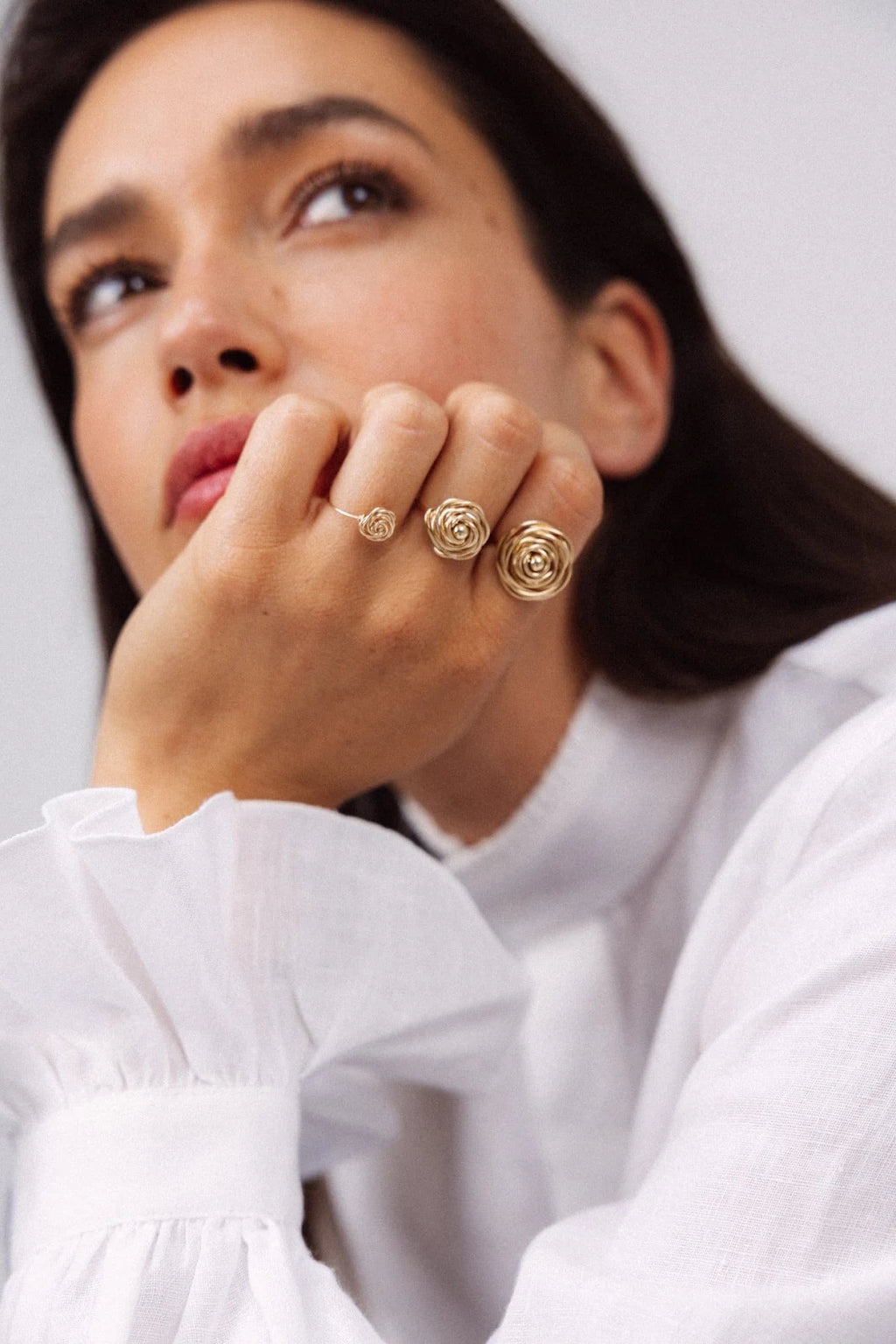 Maxi bague Rosa portée à l'annulaire, grande rose d'or