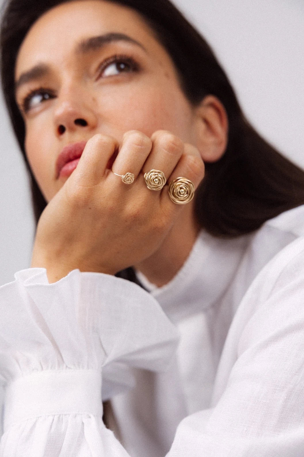 Maxi bague Rosa portée à l'annulaire, grande rose d'or