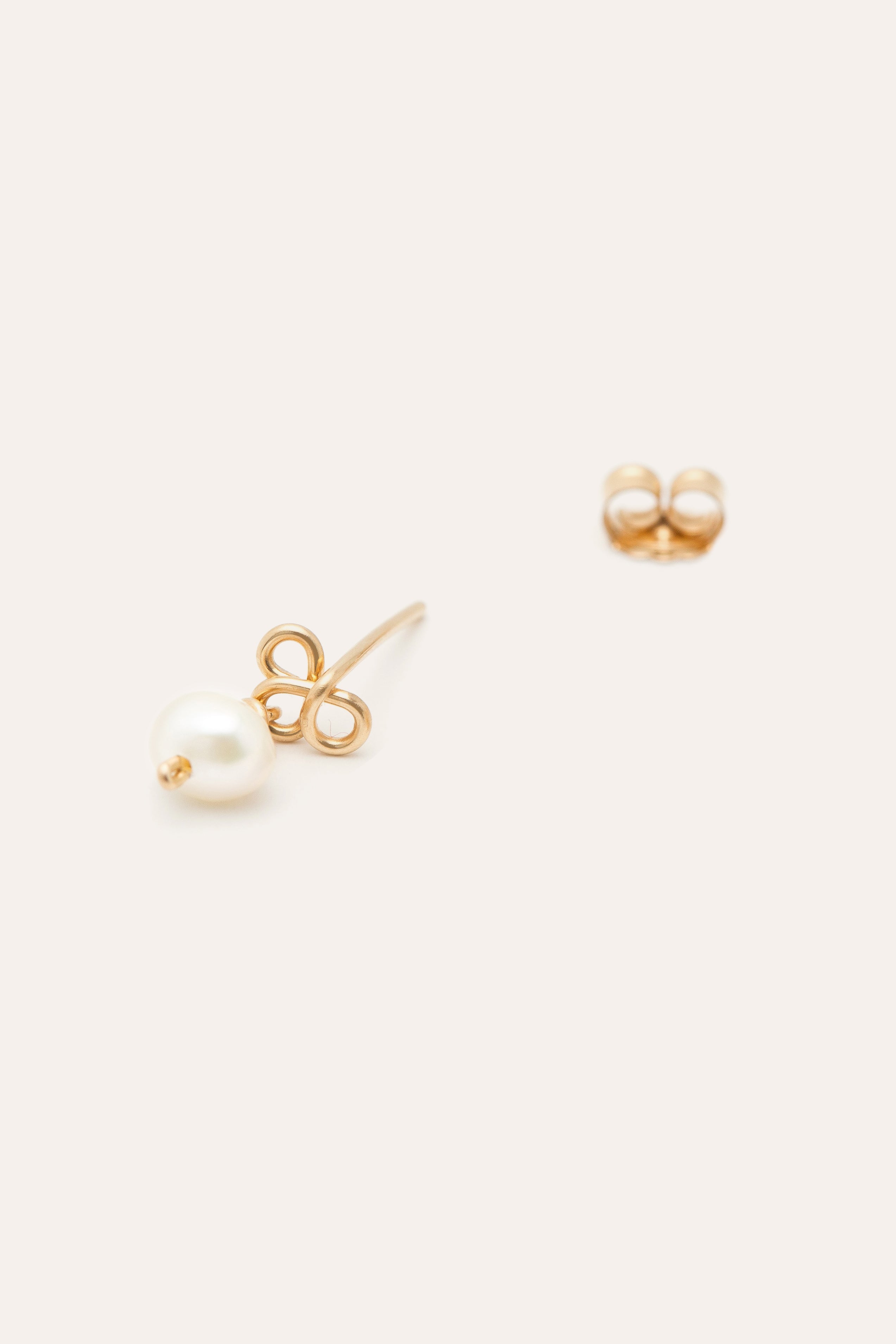 Petal Stud earrings - Cultured pearls